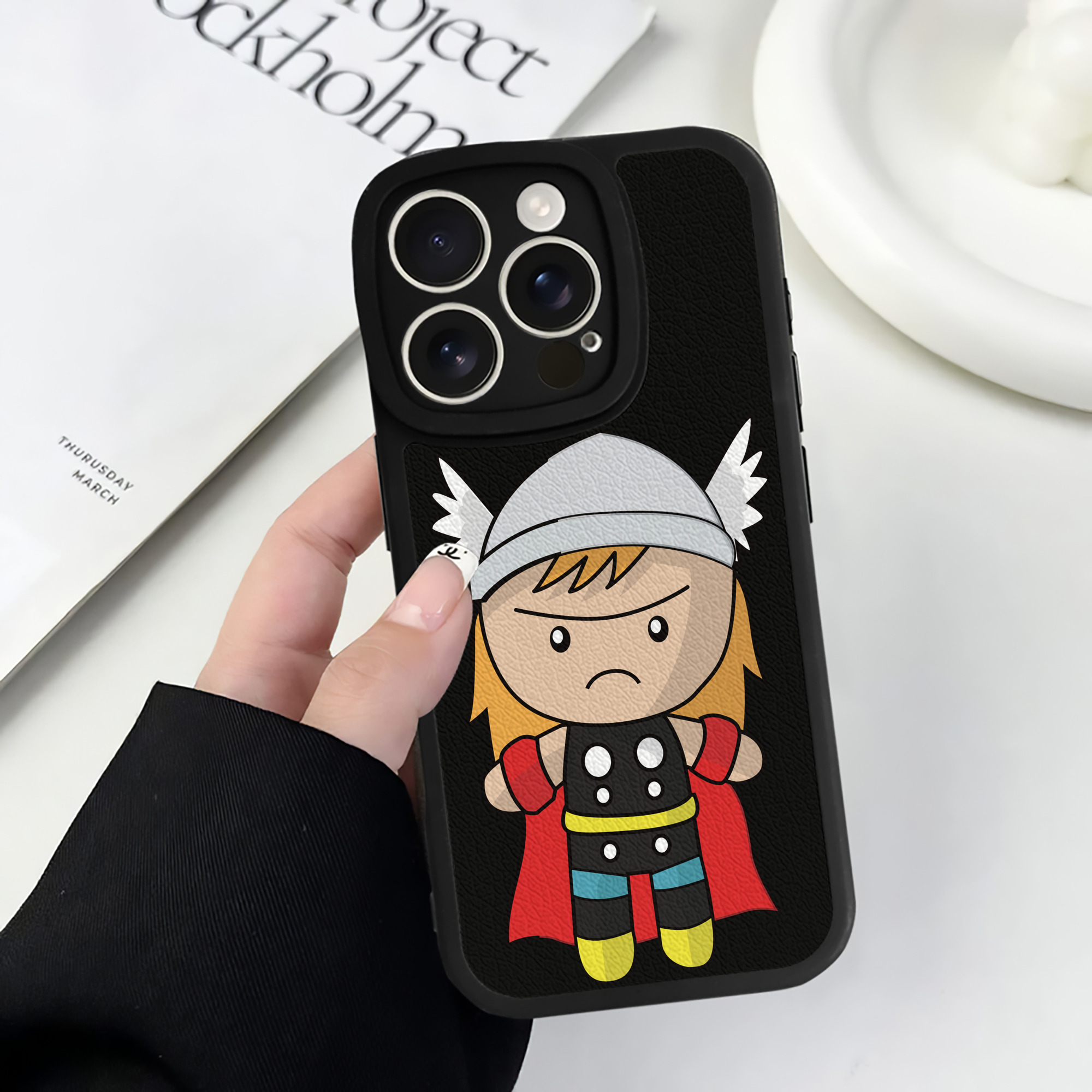（画像用） アベンジャーズ The Avengers 【iPhone 16シリーズ対応】シリコンスマホケース（レザー調） 材質：シリコン